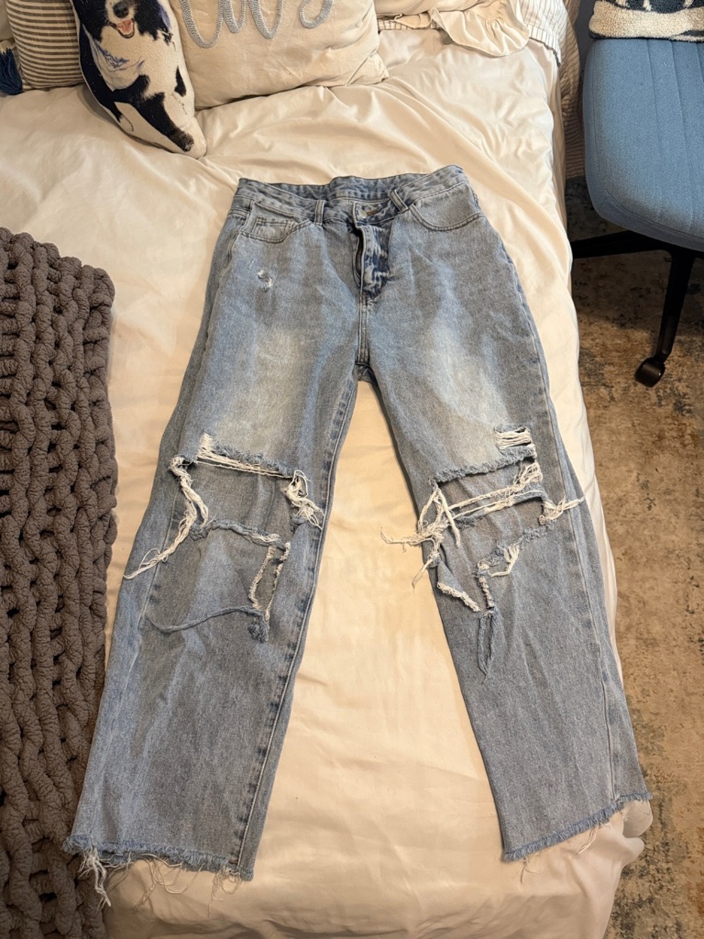 Distressed Light Wash Women’s Jeans - Light Blue